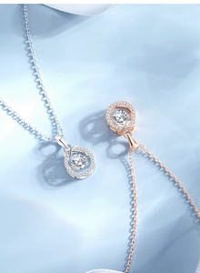 Dettaglio di collane infinito in argento S925 e oro rosa su sfondo di seta azzurra