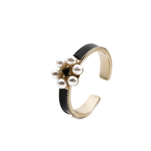 Modischer vergoldeter offener Ring mit schwarzer Emaille und weißem Perlenblumendetail