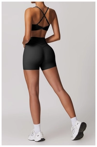Dettaglio degli shorts da yoga neri a vita alta con cucitura a V per effetto push-up