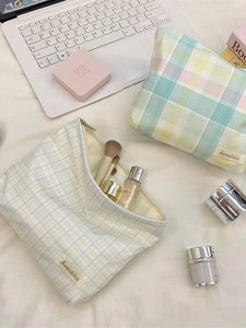 Large capacity canvas plaid makeup bags with zipper for travel and skincare storage