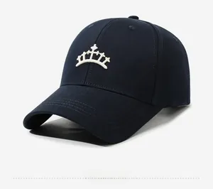 Détail de la broderie couronne sur une casquette en coton bleu marine avec coutures