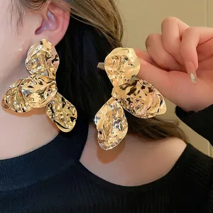 Auffällige goldene Blütenohrringe mit unregelmäßiger Faltenstruktur für modischen Look