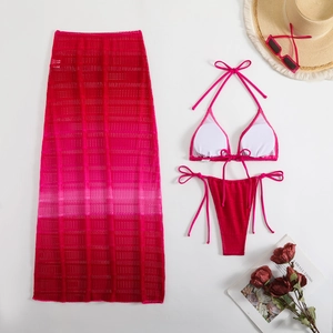 Set bikini fucsia tre pezzi con copricostume in maglia trasparente e accessori da spiaggia