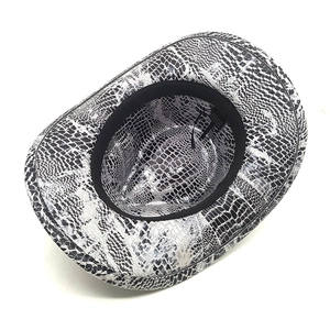 Vue détaillée de l'étiquette 100% polyester à l'intérieur du chapeau jazz à motif serpent