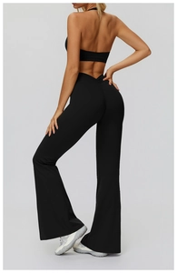 Dettaglio dei leggings yoga a zampa a vita alta con pieghe a V per un effetto push-up glutei