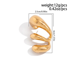Detailed view of golden sunflower pearl ear cuff showing precise weight and dimensions