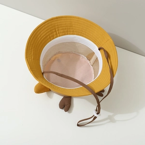 Détail du chapeau de soleil respirant jaune pour enfants avec mentonnière réglable