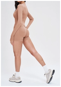 Vue détaillée du short de yoga sans couture à taille haute avec effet push-up en nude