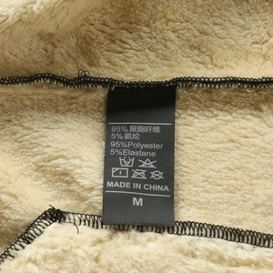 Makro-Detail des Waschetiketts mit Stoffzusammensetzung auf dem Graphen-Fleece-Futter