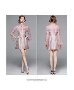 Robe vintage rose avec broderie en maille et jupe jacquard à texture métallique