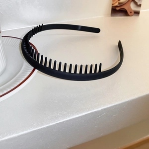Nahaufnahme des schwarzen Haarreifens mit rutschfesten Zähnen für das Styling