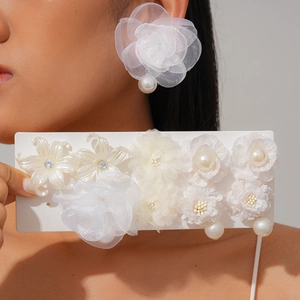 Boucles D'oreilles Puces Fleurs En Organza Blanc Avec Künstliche Perles D'imitation Strass Et Tige En Argent Bijoux Élégants