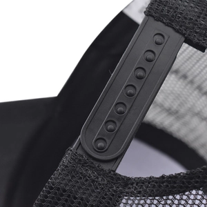 Dettaglio della chiusura snapback regolabile e della rete traspirante sul cappello
