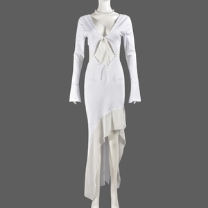 Détail de la robe blanche à décolleté en V plongeant, taille lacée et ourlet asymétrique