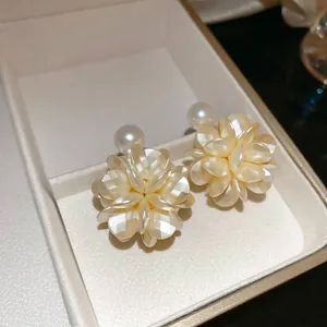 Französische Blumen-Ohrstecker mit gelben Facettenperlen auf einer cremefarbenen Lederbox