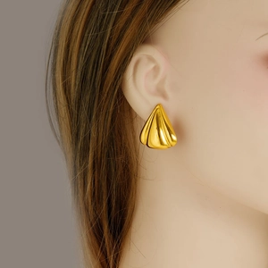 304 stainless steel gold triangular earrings with shell texture on model