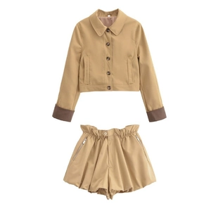 Ensemble kaki pour femme avec veste courte à revers et short plissé à taille haute