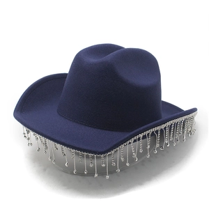 Dettaglio cappello da cowboy blu navy con frange argentate e nappine di strass lucenti