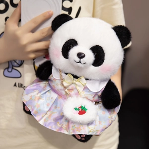 Süße Panda-Plüschfigur im lila Kleid mit Erdbeertasche, in der Hand gehalten, 25cm