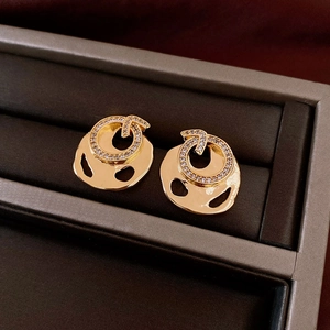 Nahaufnahme von 18k vergoldeten Ohrringen mit Ausschnitten und Zirkonia-Inlay