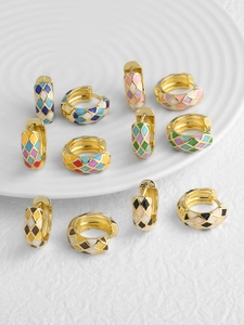 Detail der 18k vergoldeten C-Ohrringe mit bunten Emaille-Rautenmustern für Damen