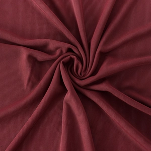 Macro di tessuto a rete bordeaux traspirante con trama a pieghe eleganti e drappeggio