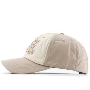 Détail de la broderie 3D sur une casquette en coton beige et kaki avec visière courbée