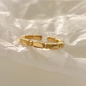 Detailed view of adjustable golden 925 silver ring with geometric rectangular and bead link