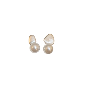 Asymmetric geometric silver earrings with irregular metal plates and ivory pearls