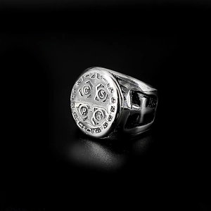 Vue détaillée d'une bague de croix d'exorciste vintage en acier inoxydable avec médaille.