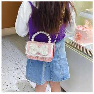 Sac à main rose pour enfants avec nœud en perles et chaîne dorée élégante