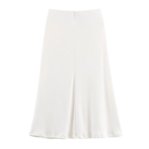 Détail de jupe mi-longue blanche à taille haute avec fente frontale et texture verticale