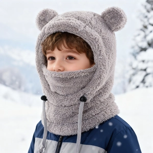 Cagoule d'hiver en polaire grise pour bébé avec oreilles d'ours et cordon dans la neige