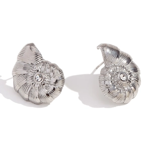 Boucles d'oreilles clous nautile argentées avec un cristal scintillant au centre