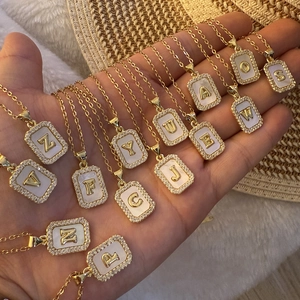 Collier alphabet en nacre plaqué or 18K avec bordure élégante en cristaux brillants