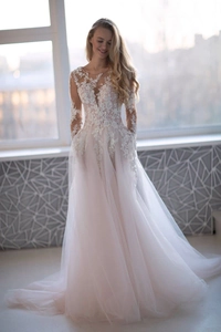 Gros plan sur une robe de mariée élégante à manches longues avec broderie et décolleté en V