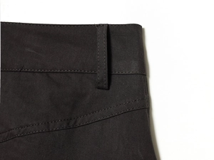 Detailansicht der Twill-Hose mit präzisen Nähten und Gürtelschlaufen aus Baumwollstoff