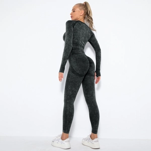 Detail des anthrazitgrauen nahtlosen Yoga-Sets mit Acid-Wash-Textur und Shaping-Nähten