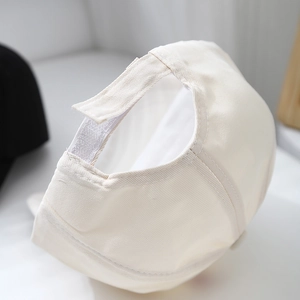 Détail de la fermeture à scratch ajustable sur la casquette de baseball en coton