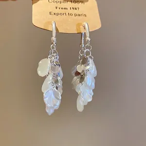 Boucles d'oreilles élégantes à pampilles en argent avec pétales de fleurs en perles