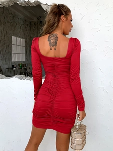 Vue arrière de la mini robe rouge à manches bouffantes froncées avec sac à perles