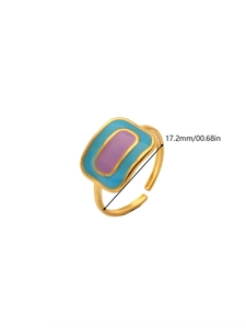 Detailed view of adjustable 18k gold plated flower ring with 17.2mm inner diameter