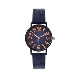 Vue détaillée d'une montre à quartz pour femme avec cadran bleu dégradé et chiffres rosés