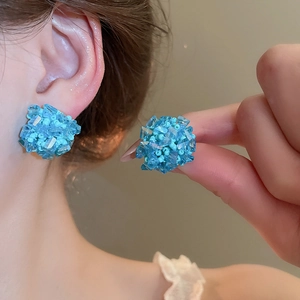 Nahaufnahme der blauen Perlenohrringe mit Kristalltextur und Silberstecker für Damen