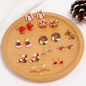Lot de boucles d'oreilles de Noël avec motifs couronne, renne et flocon en émail