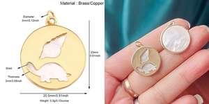 Vue détaillée du pendentif rond en laiton avec tortue en nacre et les dimensions