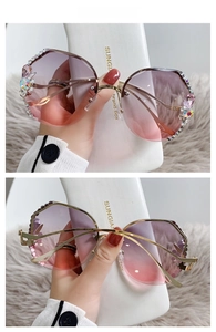 Dettaglio delle lenti sfumate grigio rosa con decorazioni floreali in strass e metallo