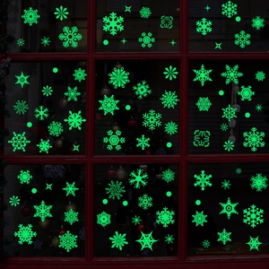 Stickers de fenêtre flocon de neige luminescents verts sur vitre de décoration festive