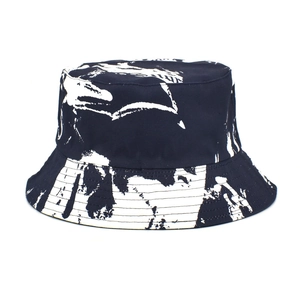 Vue détaillée de l'imprimé abstrait noir et blanc sur un chapeau bob en coton
