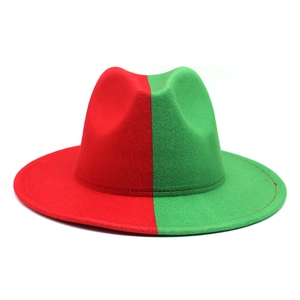 Chapeau Fedora bicolore rouge et vert en feutre avec un design élégant à bord plat